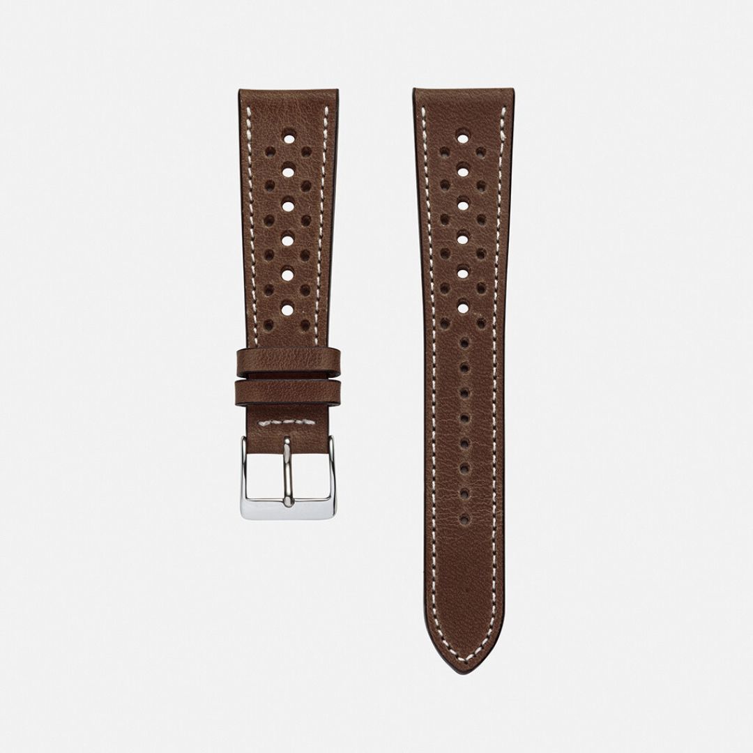 Dunkelbraunes Horween Racing Dublin Uhrenarmband aus Leder mit weißen Ziernähten und perforiertem Design, freigestellt auf weißem Hintergrund.