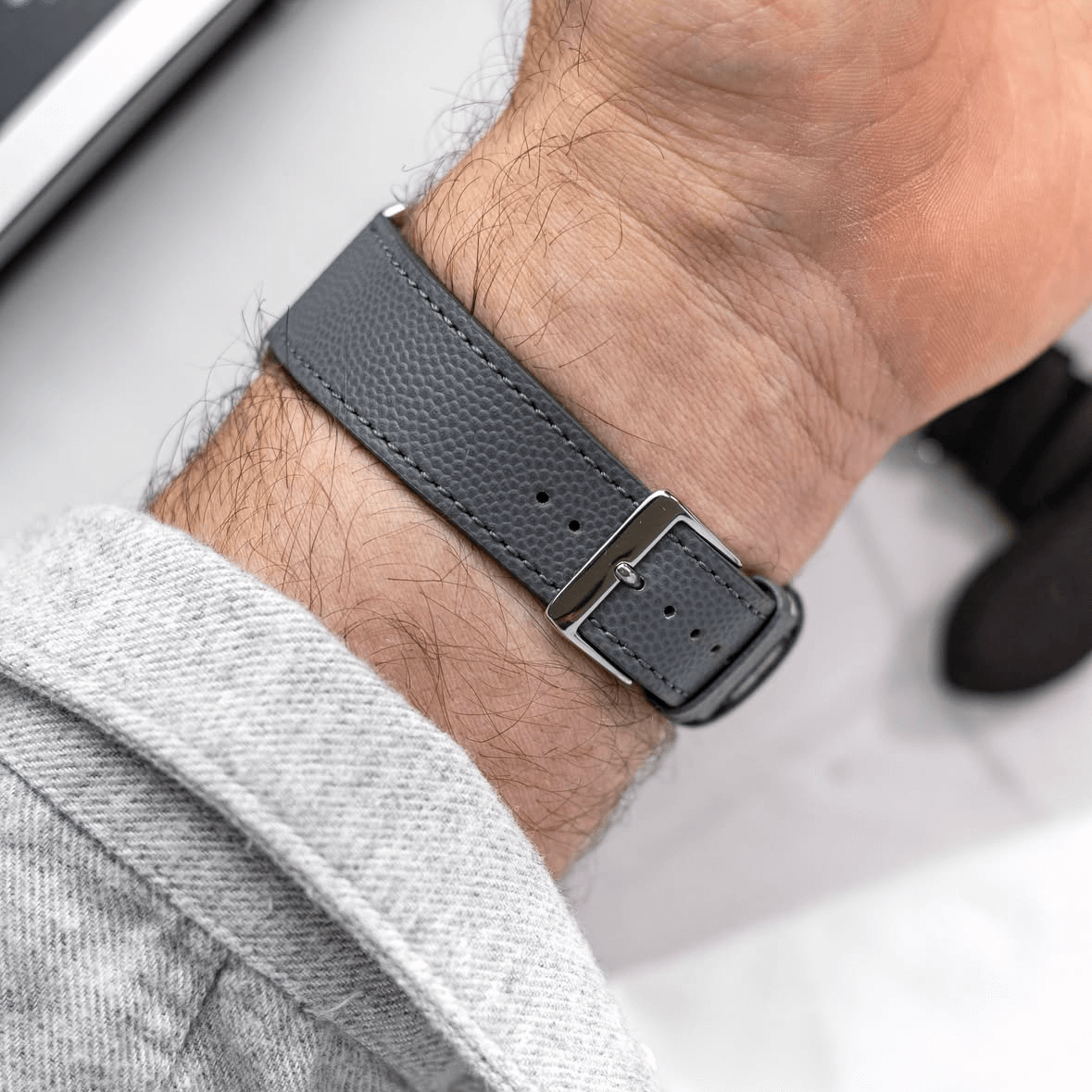 Caviar – Uhrenarmband aus edlem Kaviarleder auf einem Handgelenk getragen, zeigt die feine Kaviarstruktur und den dezenten Glanz.