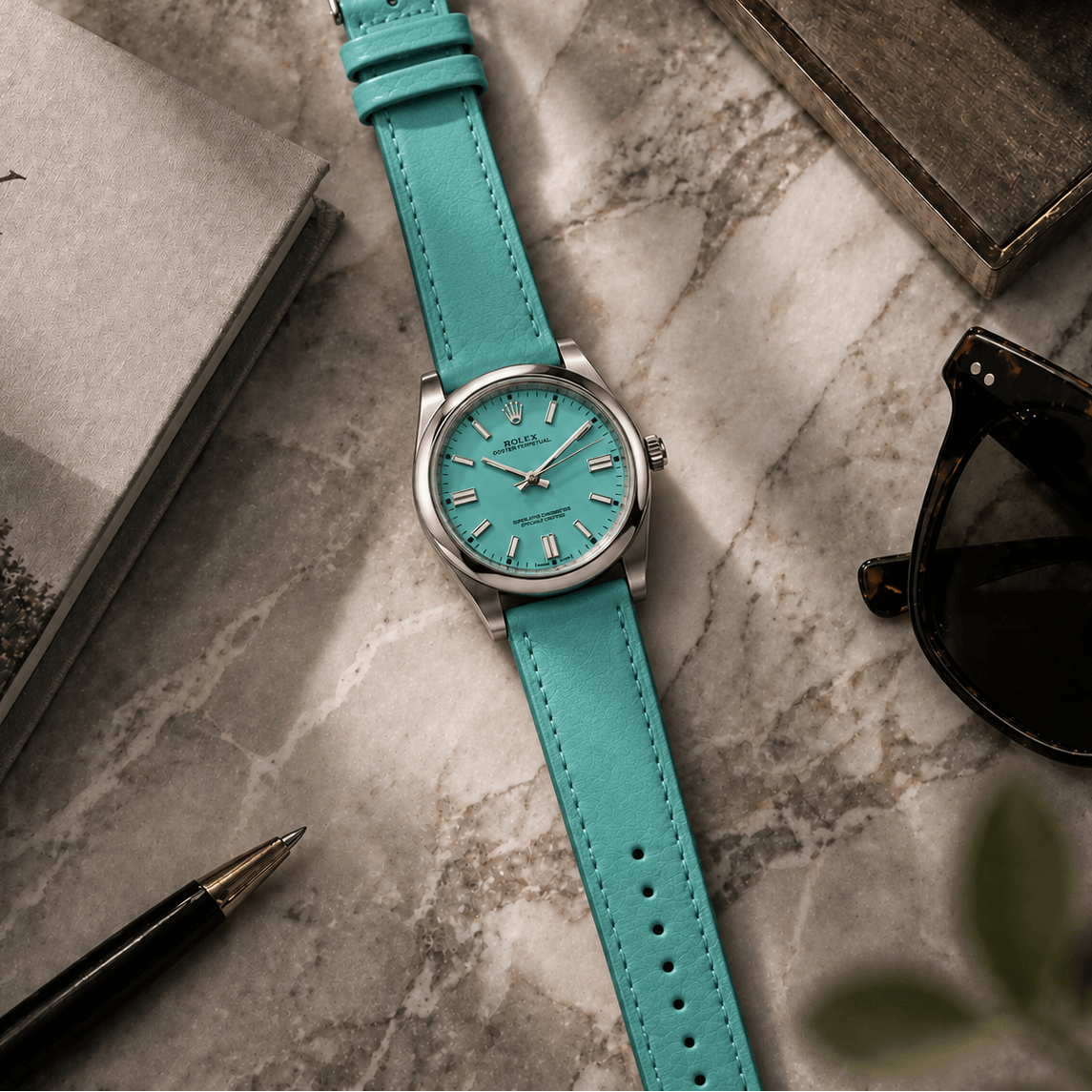 Swift – Uhrenarmband aus italienischem Swift Leder an einer eleganten Uhr mit türkisfarbenem Zifferblatt.