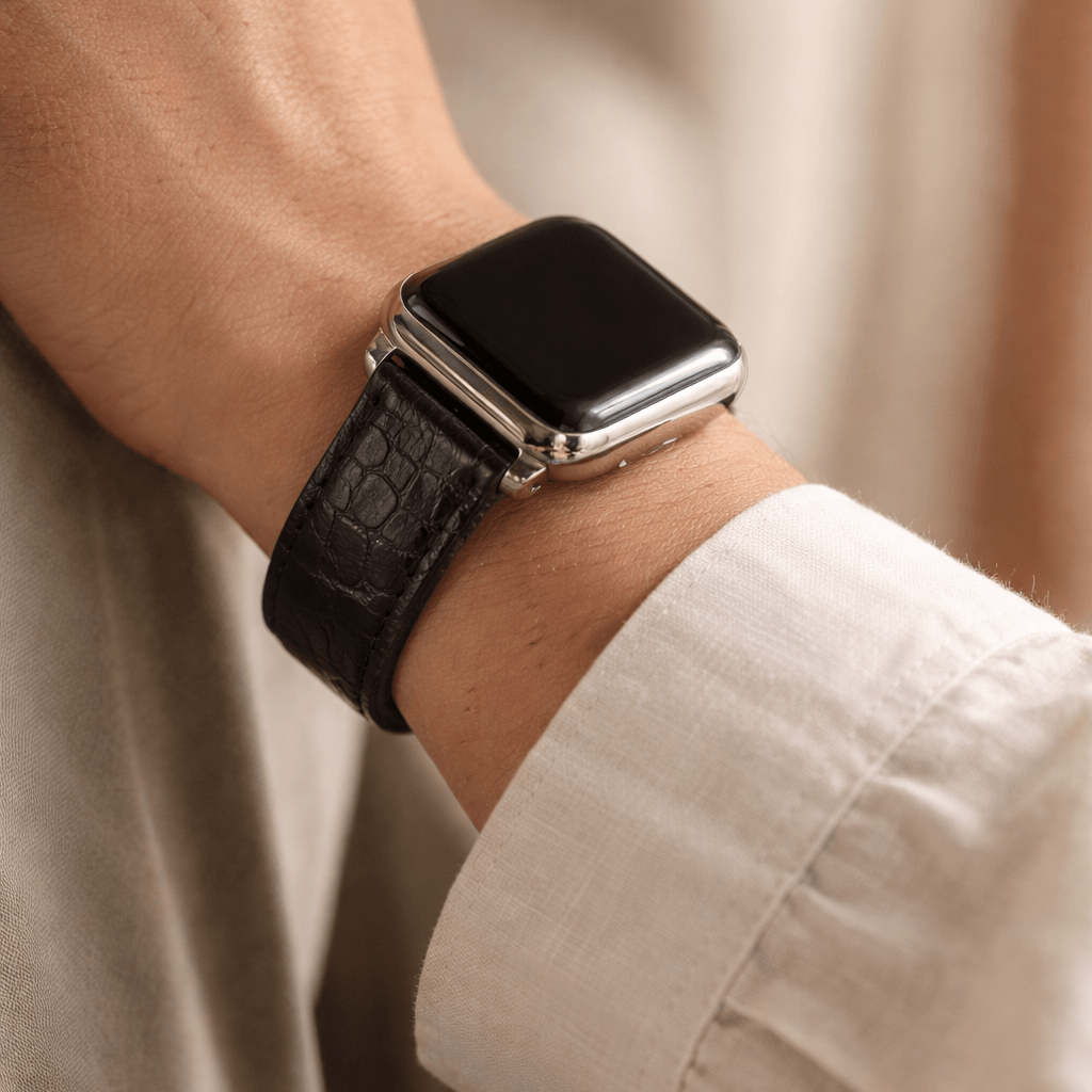 Schwarzes Apple Watch Armband Echt Alligator aus Louisiana-Alligatorleder mit eleganter Schuppenstruktur.