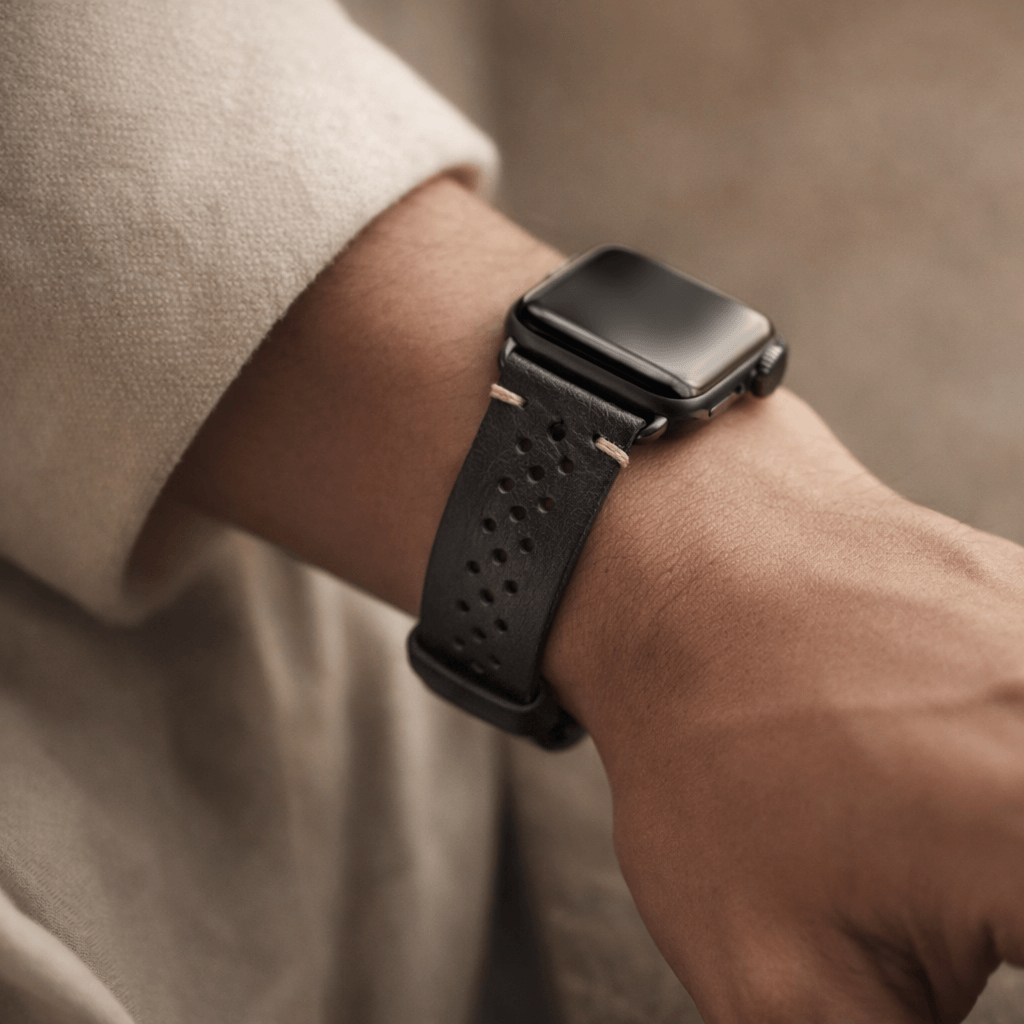 Schwarzes Rallye Lederband für Apple Watch am Handgelenk, sportliches Design, aus toskanischem Rindleder, nachhaltig und handgefertigt.
