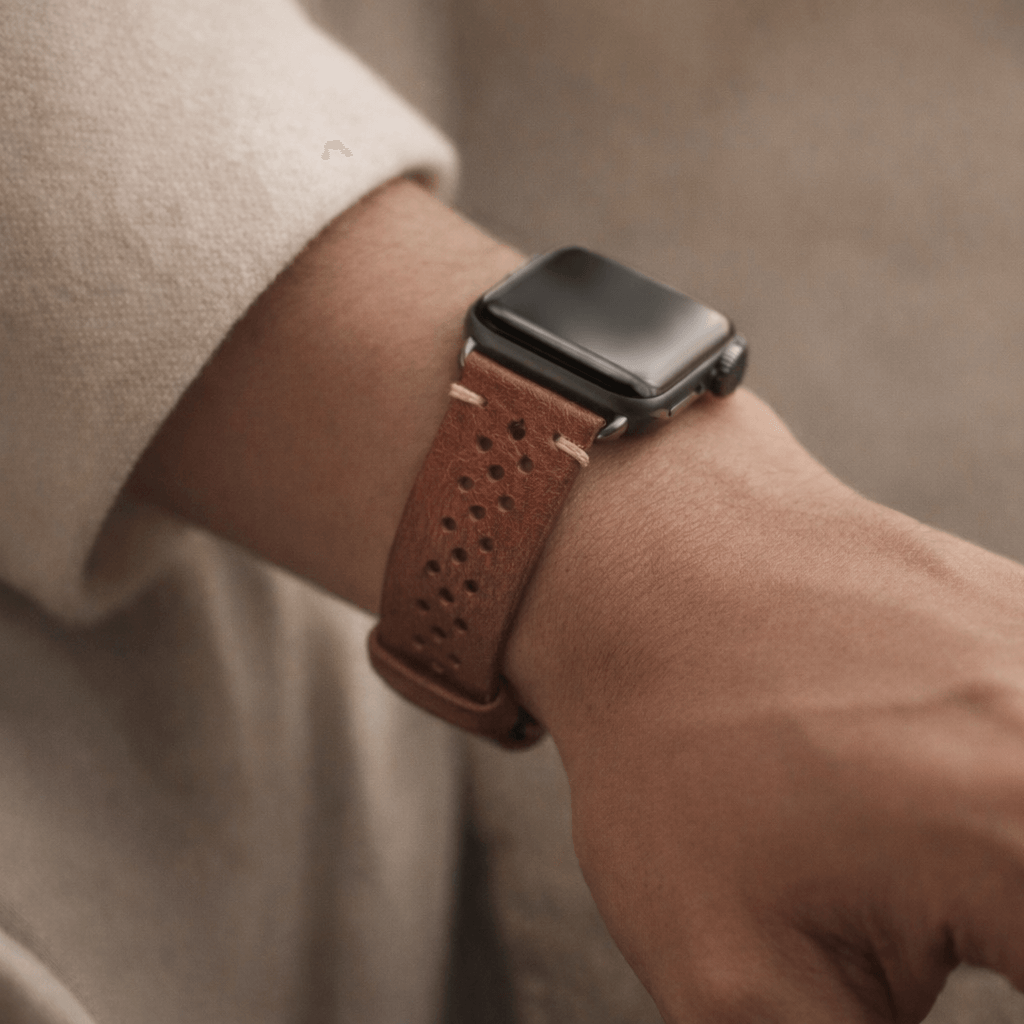 Rallye Lederband für Apple Watch – Hellbraun, hochwertiges vegetabil gegerbtes Leder, sportliches Design, nachhaltige Handwerkskunst.