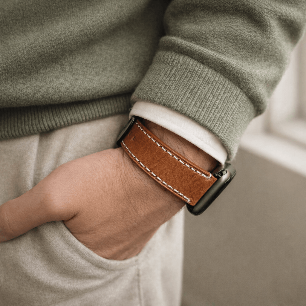 Apple Watch Ultra Lederarmband – Hellbraun, extra breit 24 mm am Handgelenk eines Mannes in grünem Pullover.