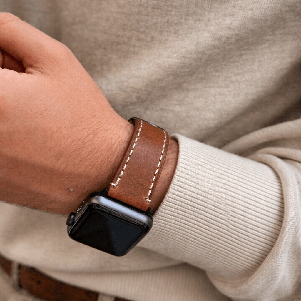 Apple Watch Ultra Lederarmband – Hellbraun, extra breit 24 mm am Handgelenk eines Mannes