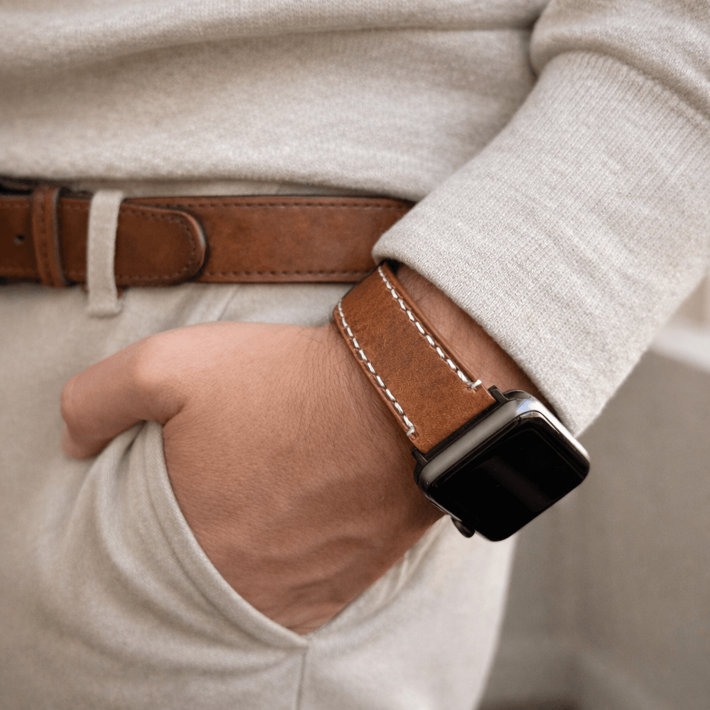 Apple Watch Ultra Lederarmband – Hellbraun, extra breit 24 mm am Handgelenk eines Mannes