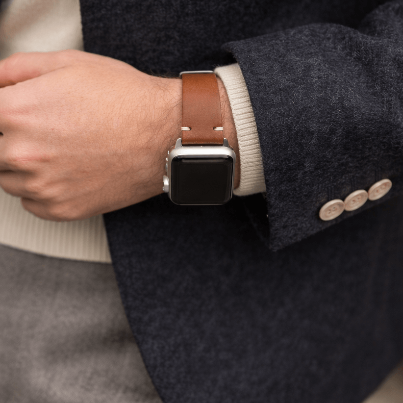 Hunter Apple Watch Armband Leder Hellbraun am Handgelenk, elegantes und hochwertiges Design für die Apple Watch aus vegetabil gegerbtem Leder.