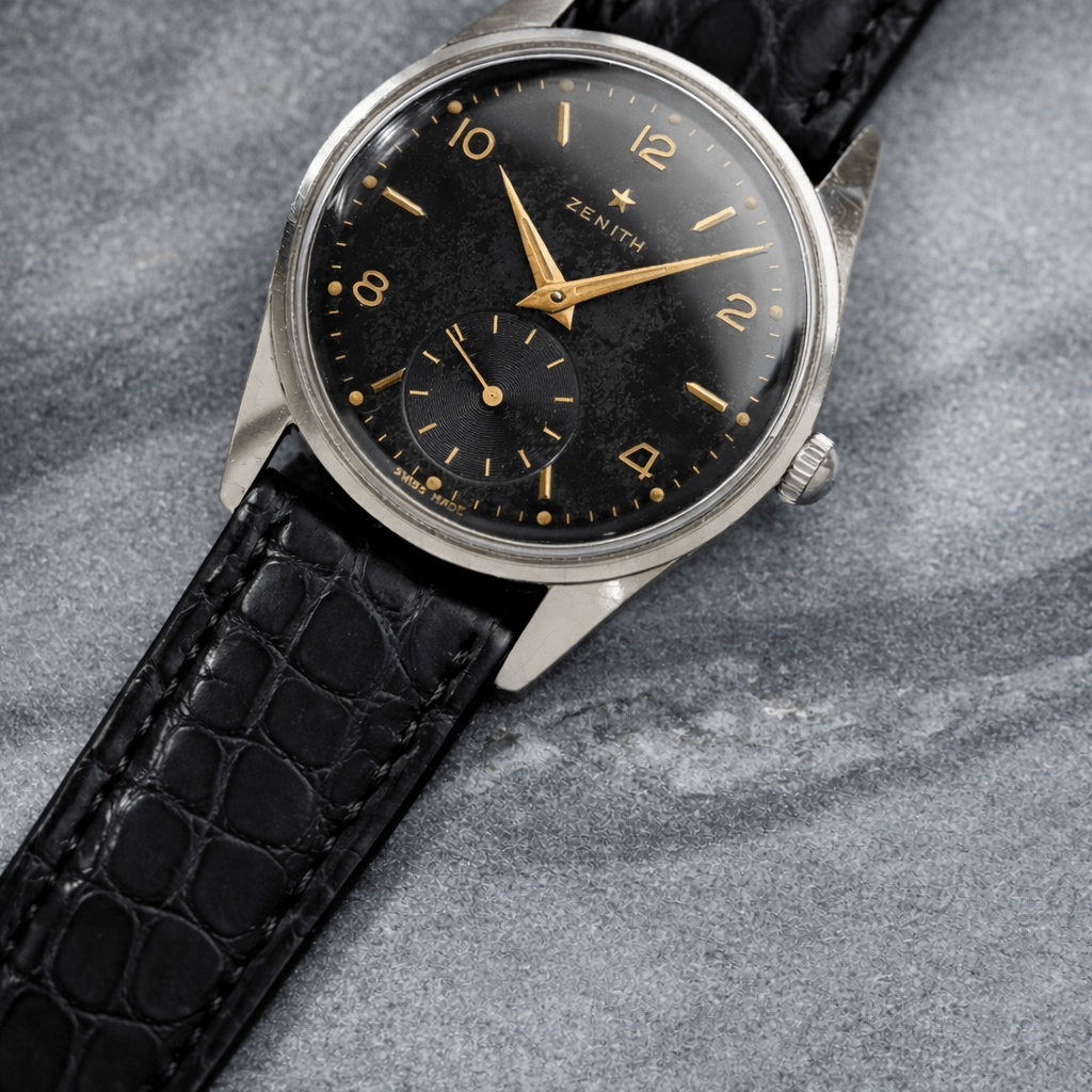 Frosted – Armband aus edlem, matt gefinishtem Louisiana-Alligatorleder, Uhr mit schwarzem Krokodillederarmband auf grauem Hintergrund