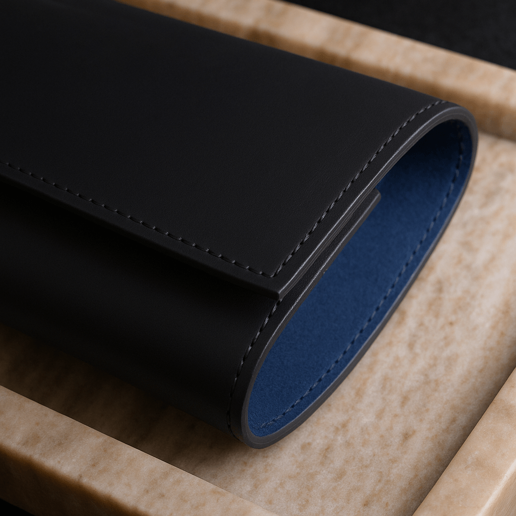 Edles Uhrenetui aus hochwertigem Barenia Leder in Schwarz, geeignet für die stilvolle Aufbewahrung von drei Uhren.