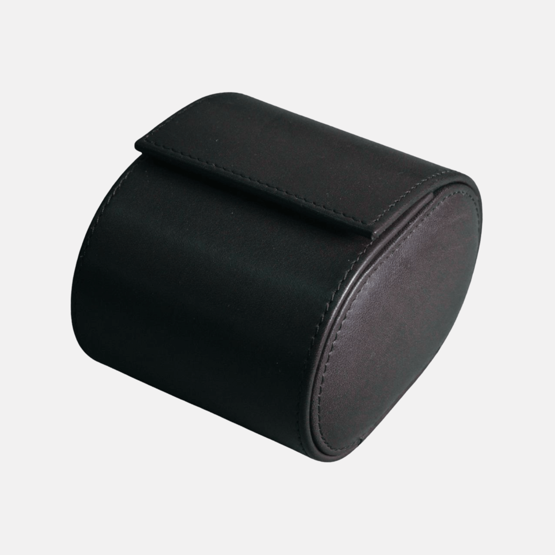 Luxuriöse Uhrenrolle aus hochwertigem Barenialeder, handgefertigt in Dunkelbraun, ideal zum stilvollen Schutz einer Uhr.