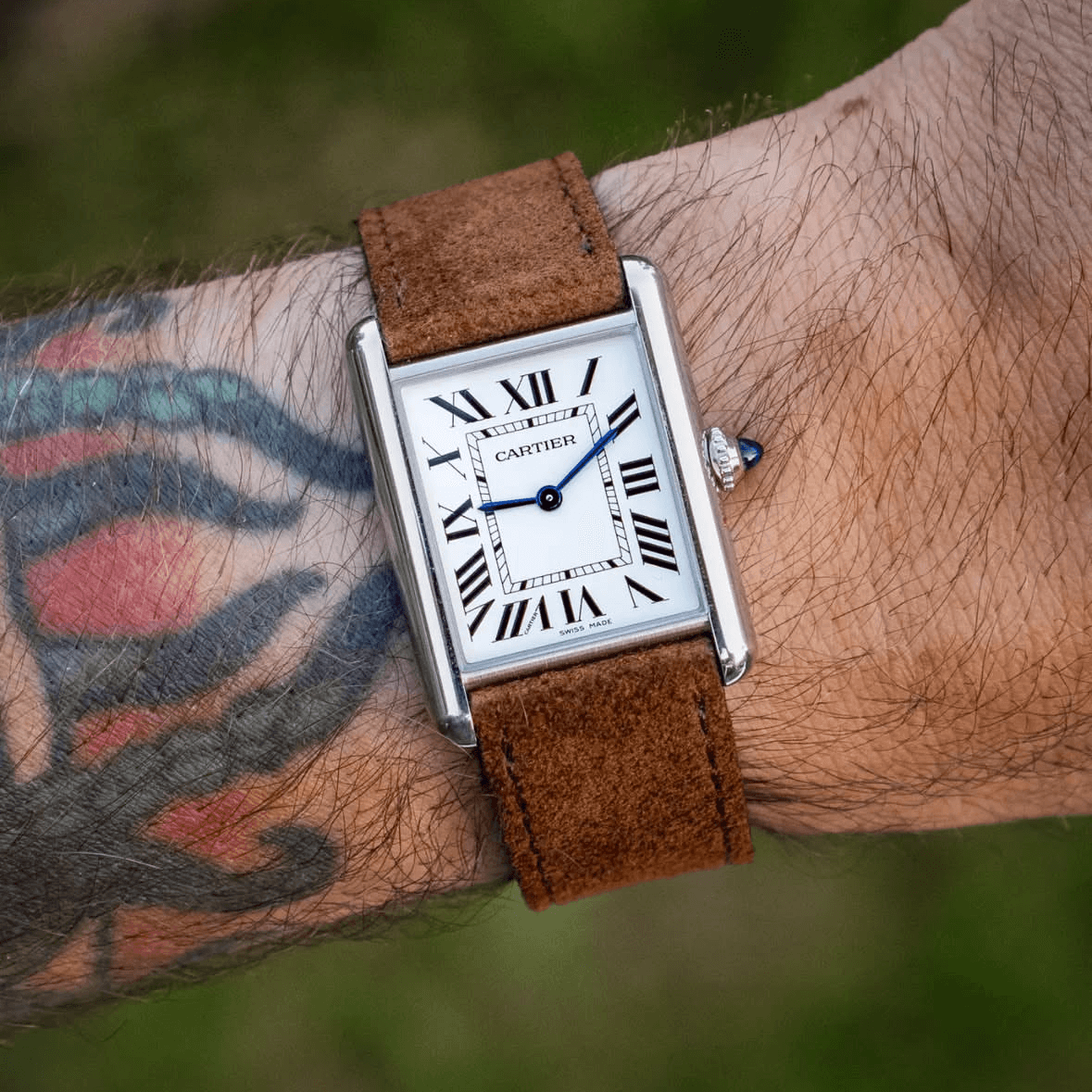 Nizza Uhrenarmband Wildleder – Hochwertiges Velourleder, sandfarbenes Lederarmband auf Armbanduhr am Handgelenk