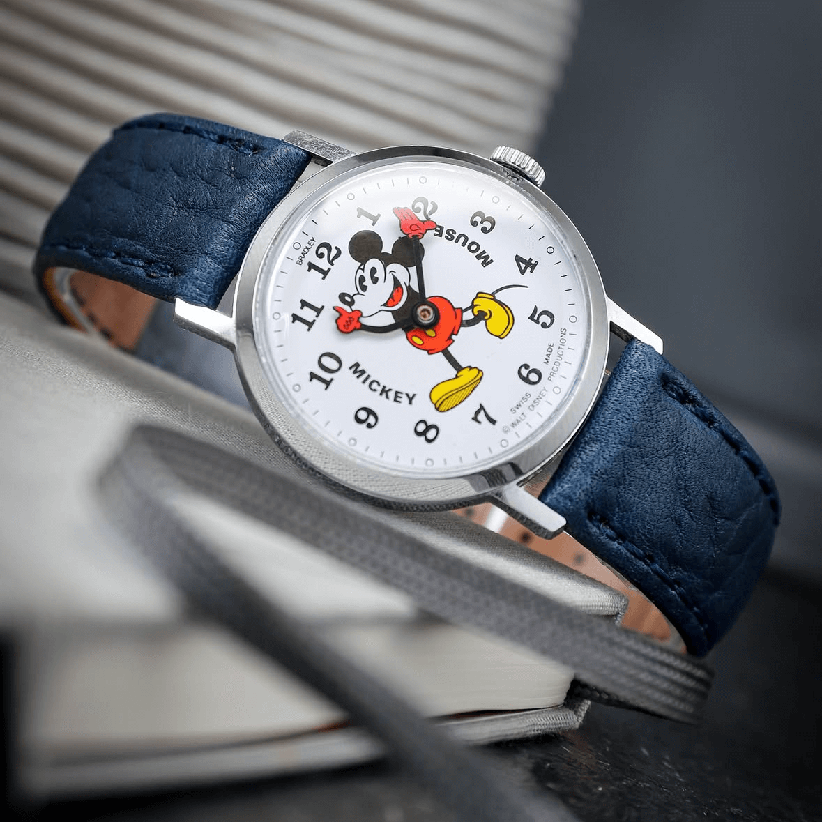 Uhrenarmband Torro – Uhrenarmband aus robustem spanischem Stierleder in Blau auf einer Uhr mit Mickey Mouse Zifferblatt.