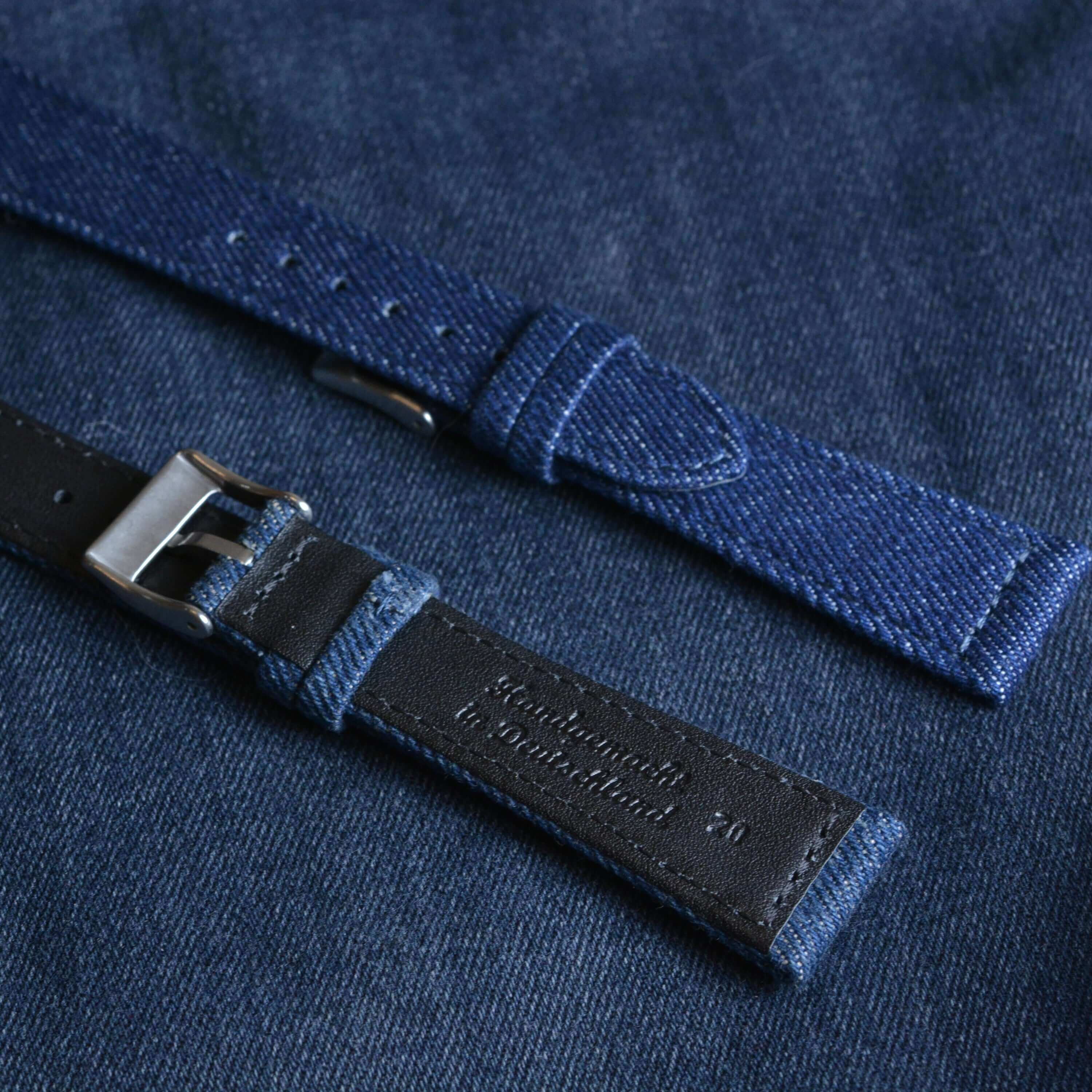 Jeans Uhrenarmband aus japanischem Denim mit schwarzer Kalbleder Rückseite, urbaner Stil, markante Textur, langlebig.