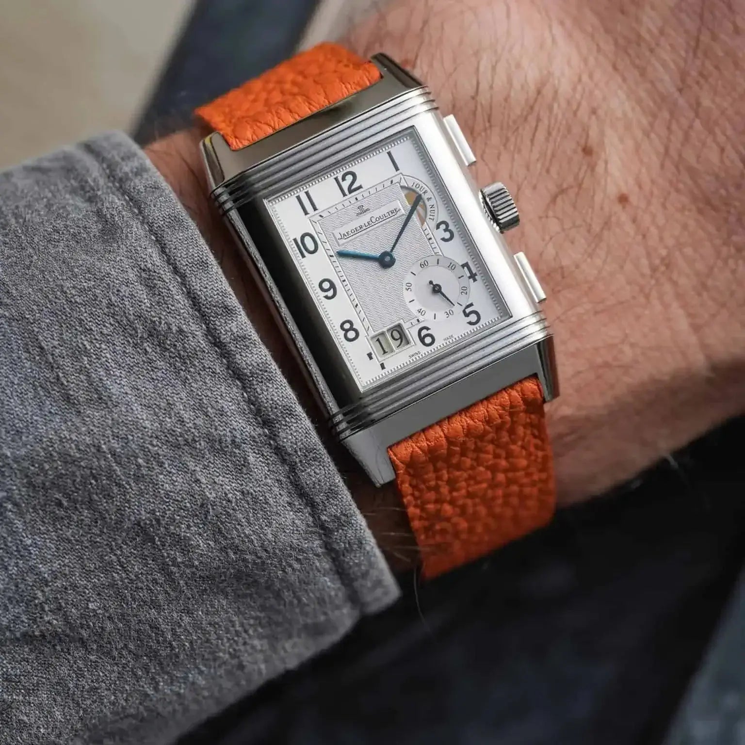 Elegante Armbanduhr mit Deauville – Uhrenarmband aus deutschem Togoleder in Orange, getragen am Handgelenk einer Person.