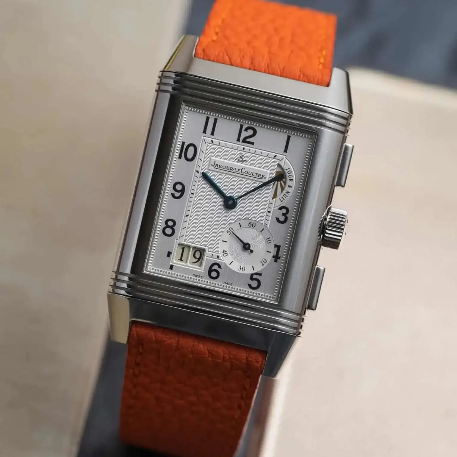 Deauville – Uhrenarmband aus deutschem Togoleder mit stilvollem Orange an eleganter Armbanduhr, zeigt feines Lederhandwerk.
