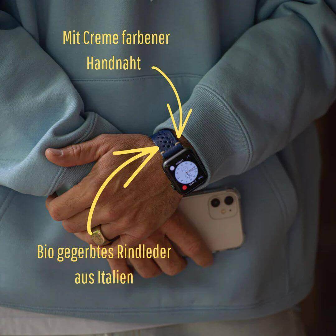 Rallye Lederband für Apple Watch – Blau aus toskanischem Bio-Rindleder mit cremefarbener Handnaht, handgefertigt in Bayern.