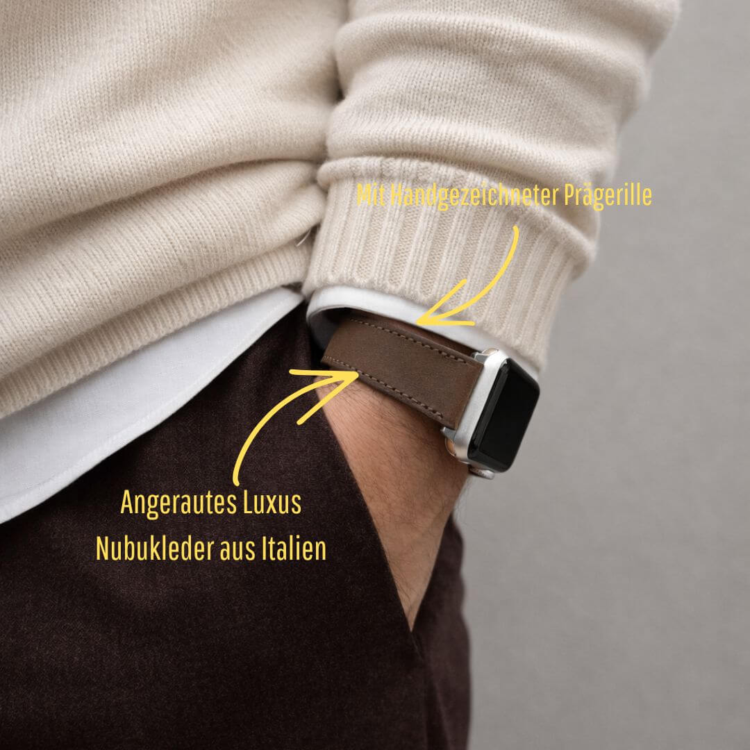 Person trägt Mountain Apple Watch Lederarmband – Dunkelbraun aus italienischem Nubukleder mit wasserabweisender Beschichtung.