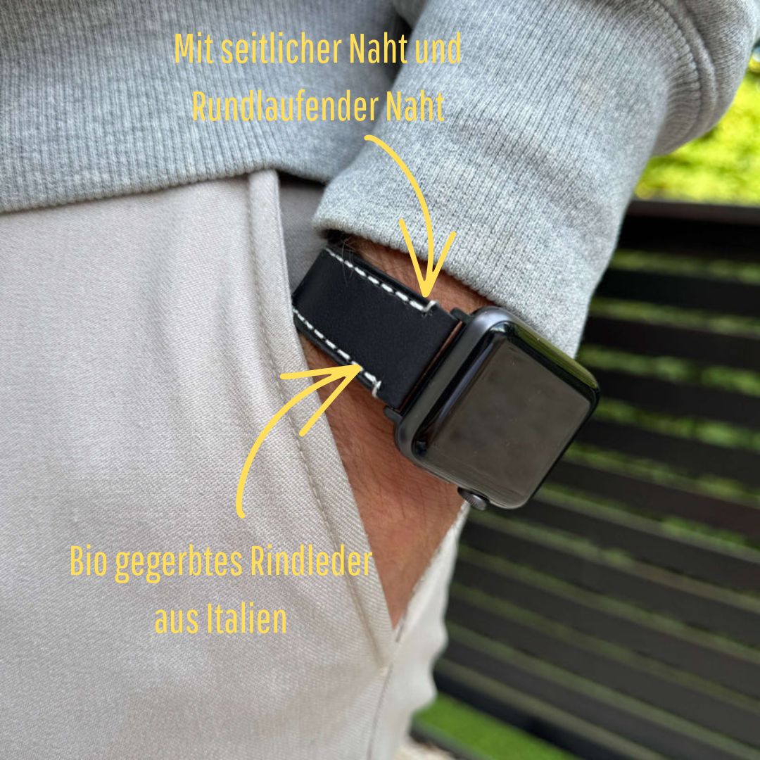 Mann trägt Apple Watch Ultra Lederarmband – Schwarz, extra breit 24 mm aus Bio-Leder mit markanter Naht, am Handgelenk. Hochwertig.
