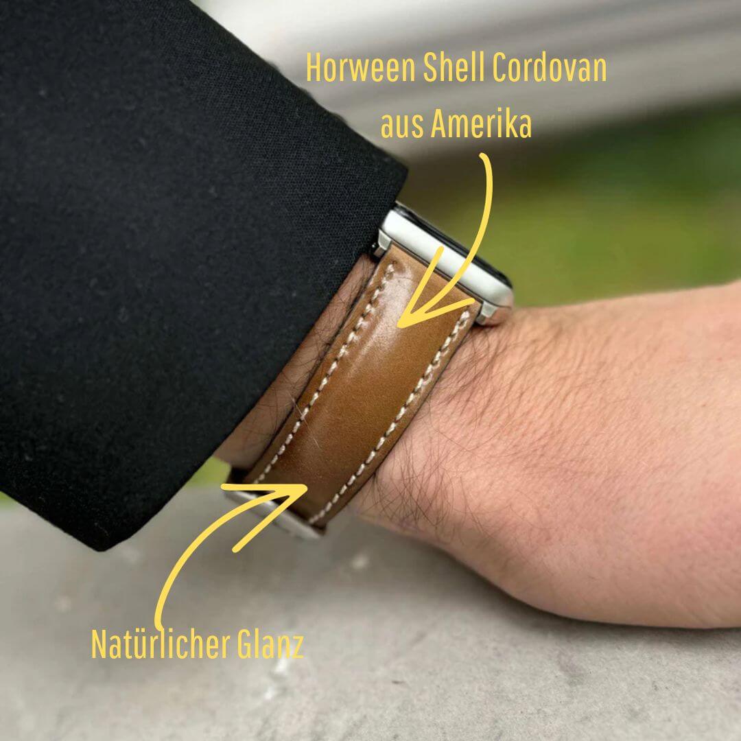 Apple Watch Armband Luxus aus Horween Shell Cordovan in Cognac am Handgelenk, zeigt natürlichen Glanz und amerikanische Qualität.