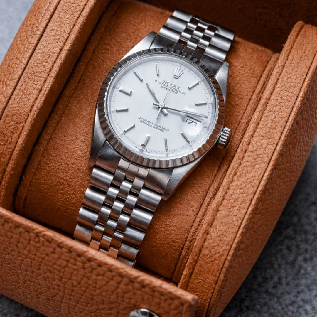 Uhrenrolle für eine Uhr Signature – Hochwertiges deutsches Togoleder, handgefertigt aus Togo-Leder, mit Uhr präsentiert