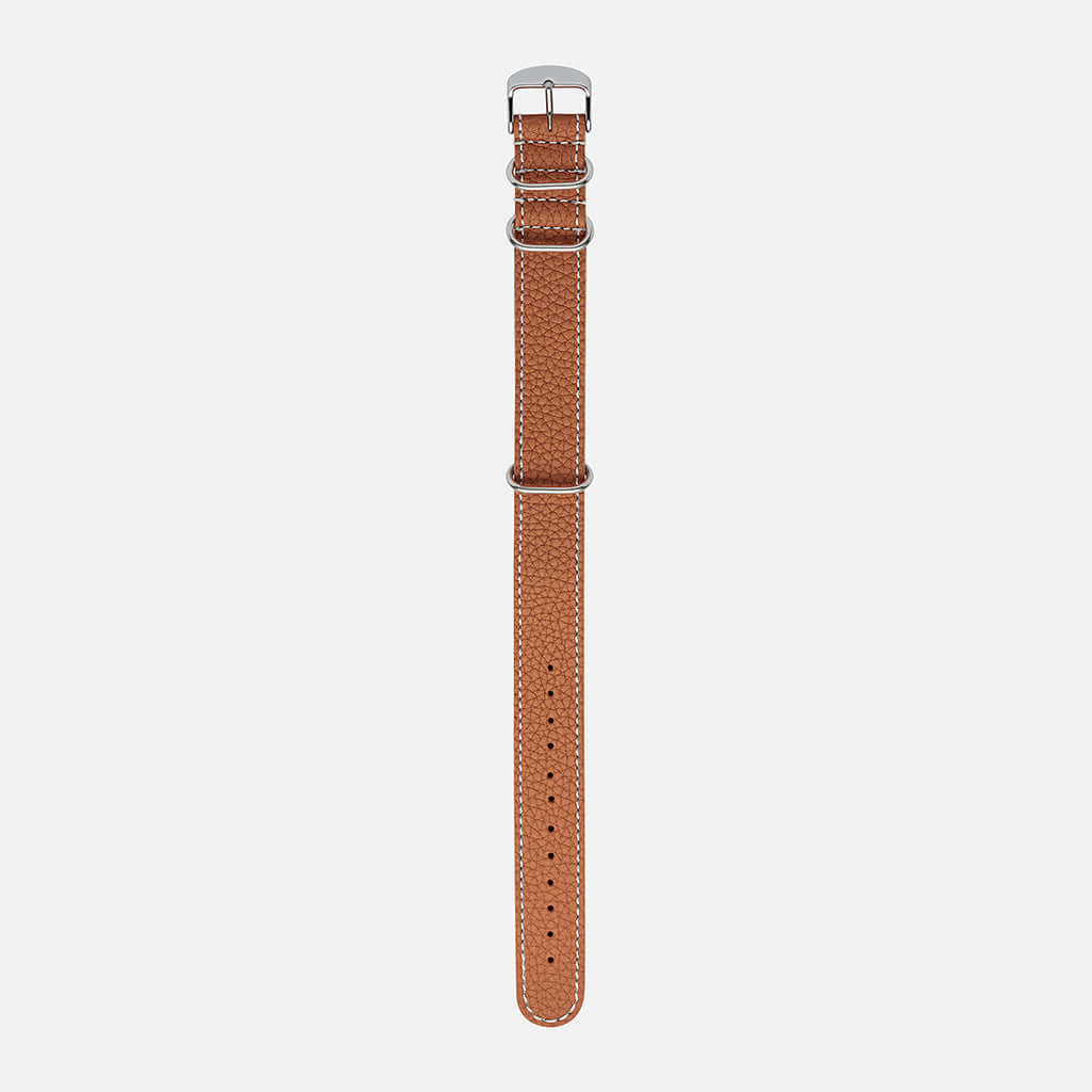 Nato leder uhrenarmband herren in hellbraun mit genarbtem Finish und silberner Schließe.