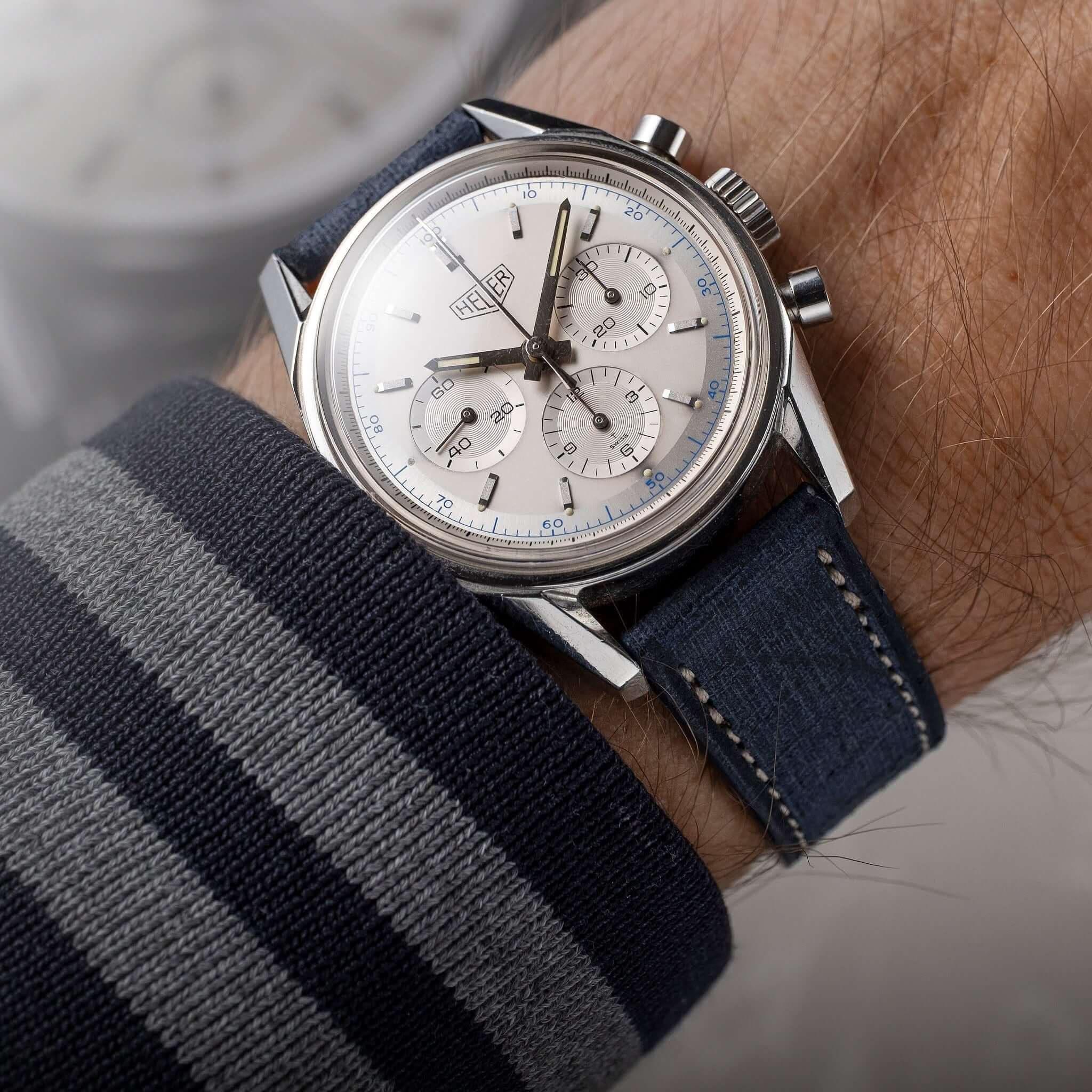 Mann trägt stilvolle Uhr mit Babele Leder Uhrenarmband 18mm und 20mm in blauem Stoff, perfektes Accessoire für zeitloses Design.