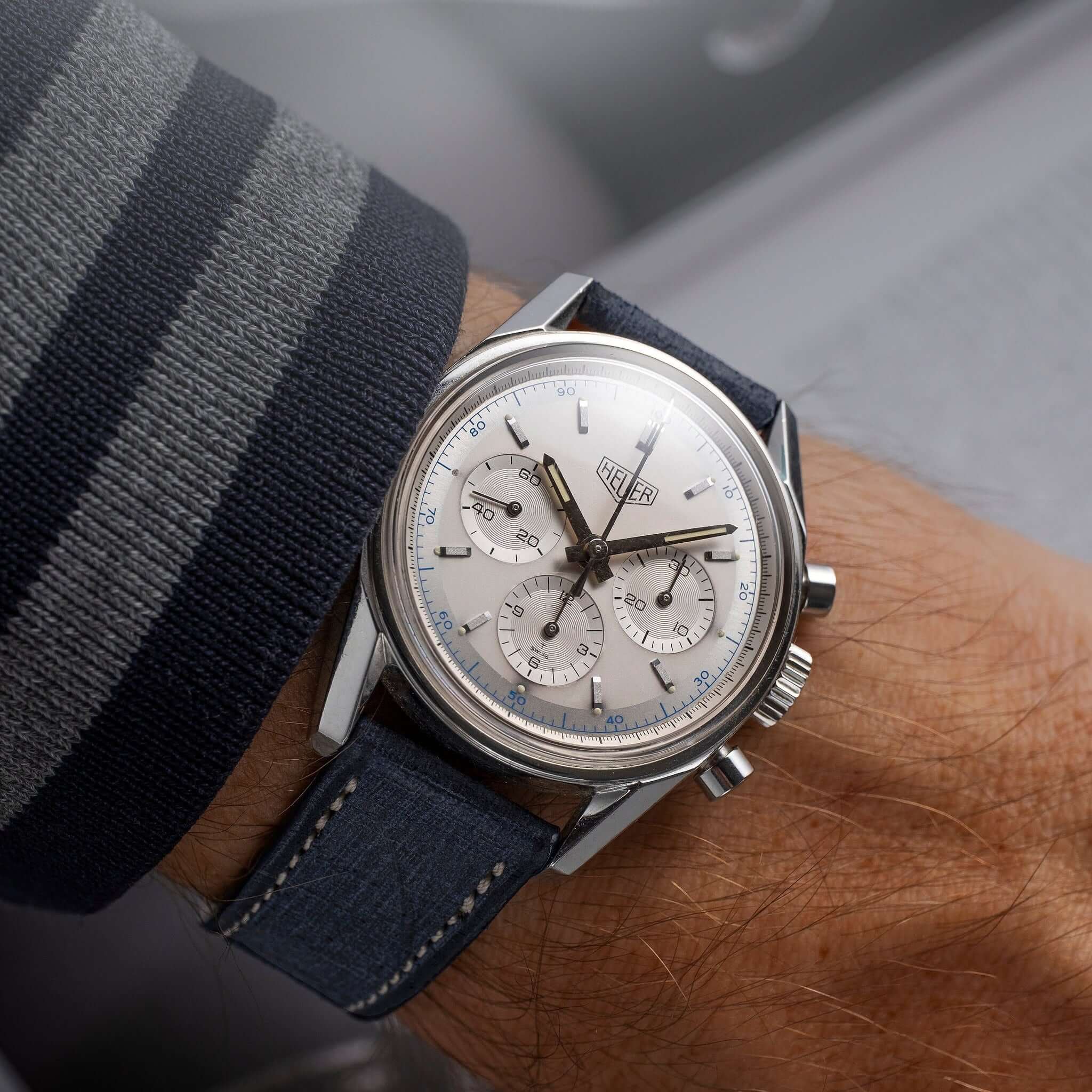 Luxuriöse Armbanduhr mit blauem Babele Leder Uhrenarmband 18mm und 20mm, stilvoll getragen am Handgelenk eines Mannes