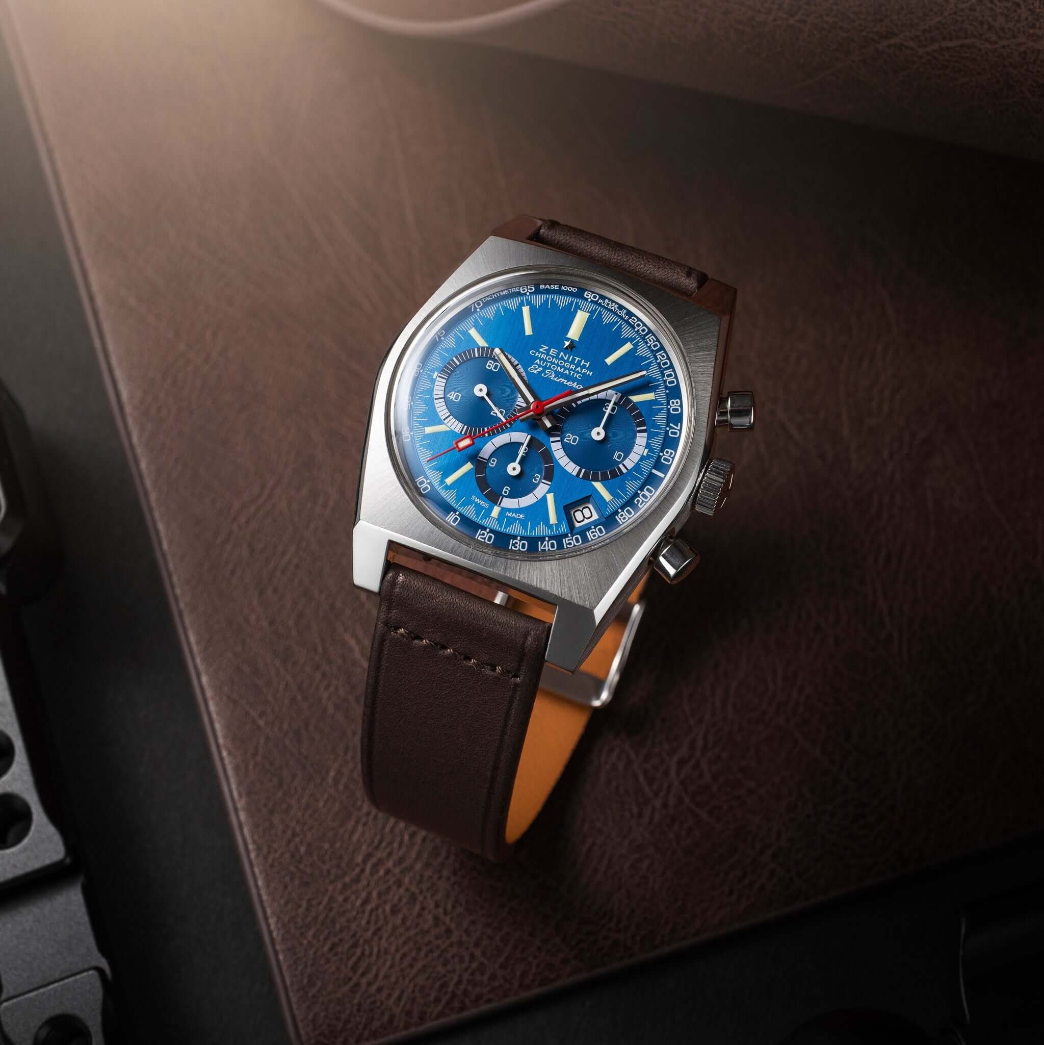 Paris – Uhrenarmband aus Barenia-Leder von Haas, Uhr mit blauem Zifferblatt auf Eichenholz.