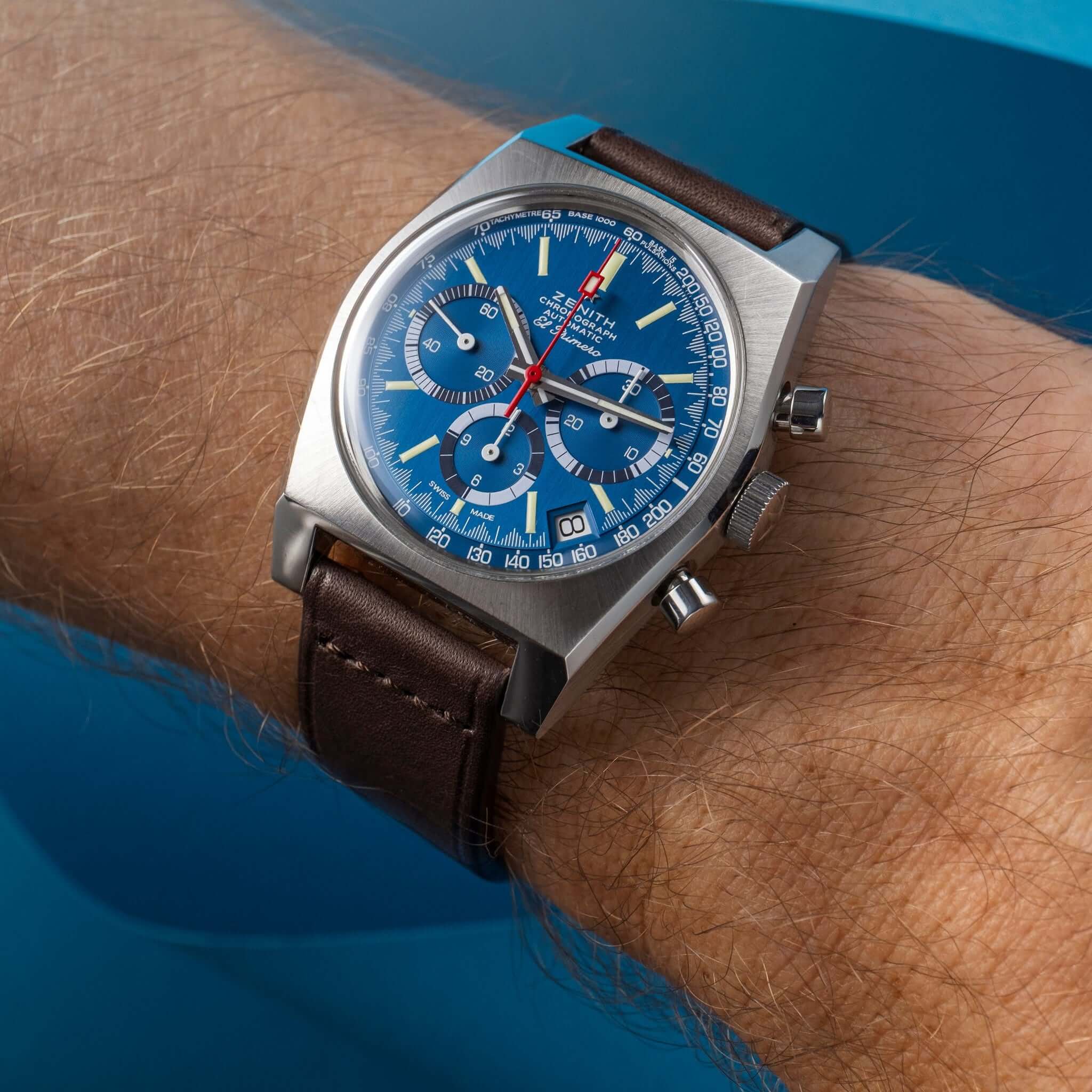 Paris – Uhrenarmband aus Barenia-Leder von Haas an einer Armbanduhr mit blauem Zifferblatt auf einem Handgelenk