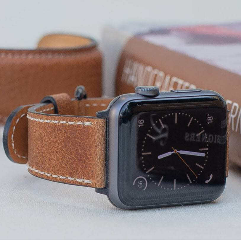 Ein braunes Vintage Apple Watch Lederarmband, das an einer Apple Watch befestigt ist. Perfekte Wahl für 38mm, 42mm, 44mm und 45mm Modelle.