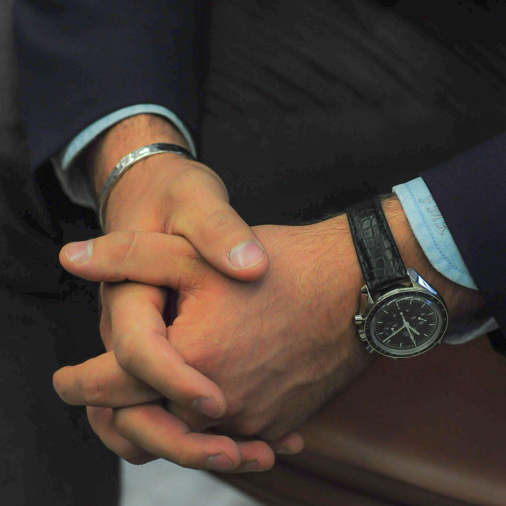 schwarzes-kroko-alligator-uhrenarmband-omega-speedmaster-seitenansicht