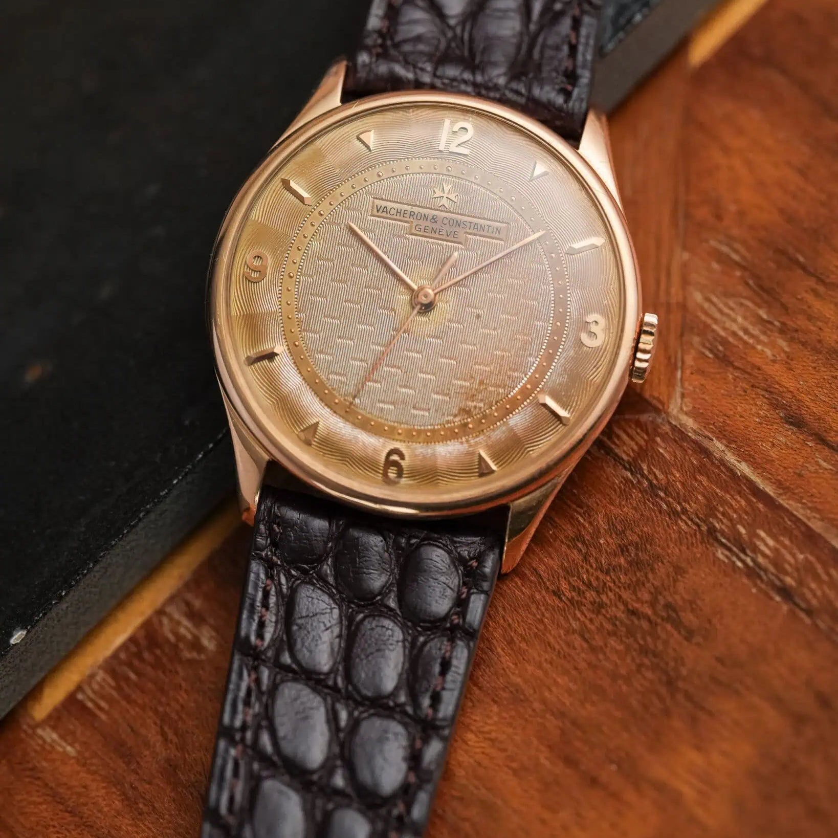 Vacheron Golduhr mit New Orleans – Flaches Uhrenarmband aus Louisiana-Alligatorleder, luxuriös, nachhaltig und handgefertigt.