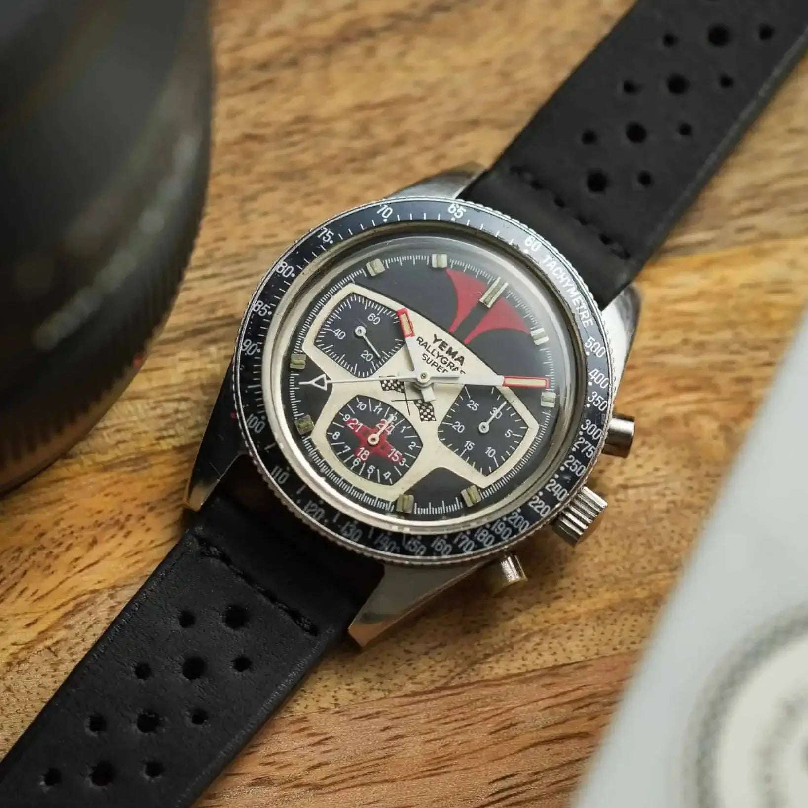 Paris Racing Lederband Für Uhren in sportlichem Design an einer Vintage-Stoppuhr auf einem Holztisch