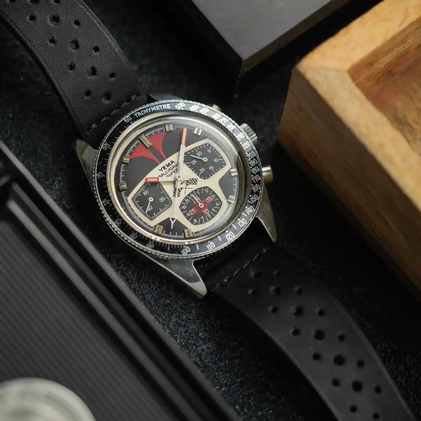 Luxus Paris Racing Lederband Für Uhren auf elegantem Chronographen, sportliches Design aus Barenia-Leder für Racing-Style.