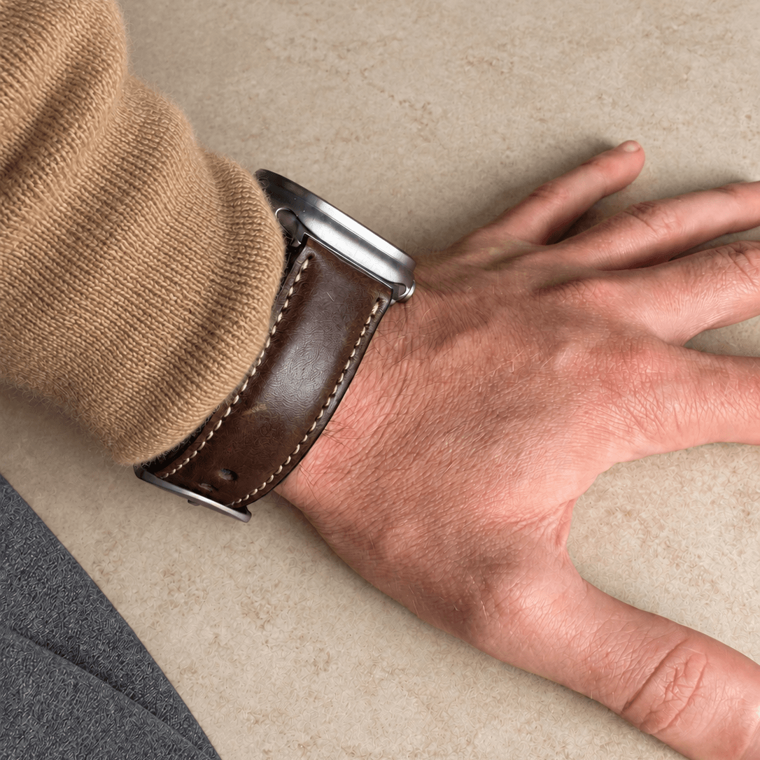 Apple Watch Lederarmband Casablanca – Dunkelbraun am Handgelenk, rustikales apple watch armband bio gegerbt.