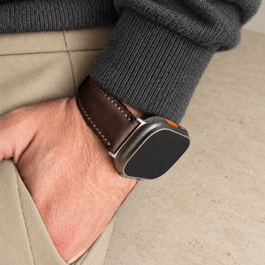 Apple Watch Lederarmband Casablanca – Dunkelbraun am Handgelenk mit rustikalem Design aus bio gegerbtem Leder.