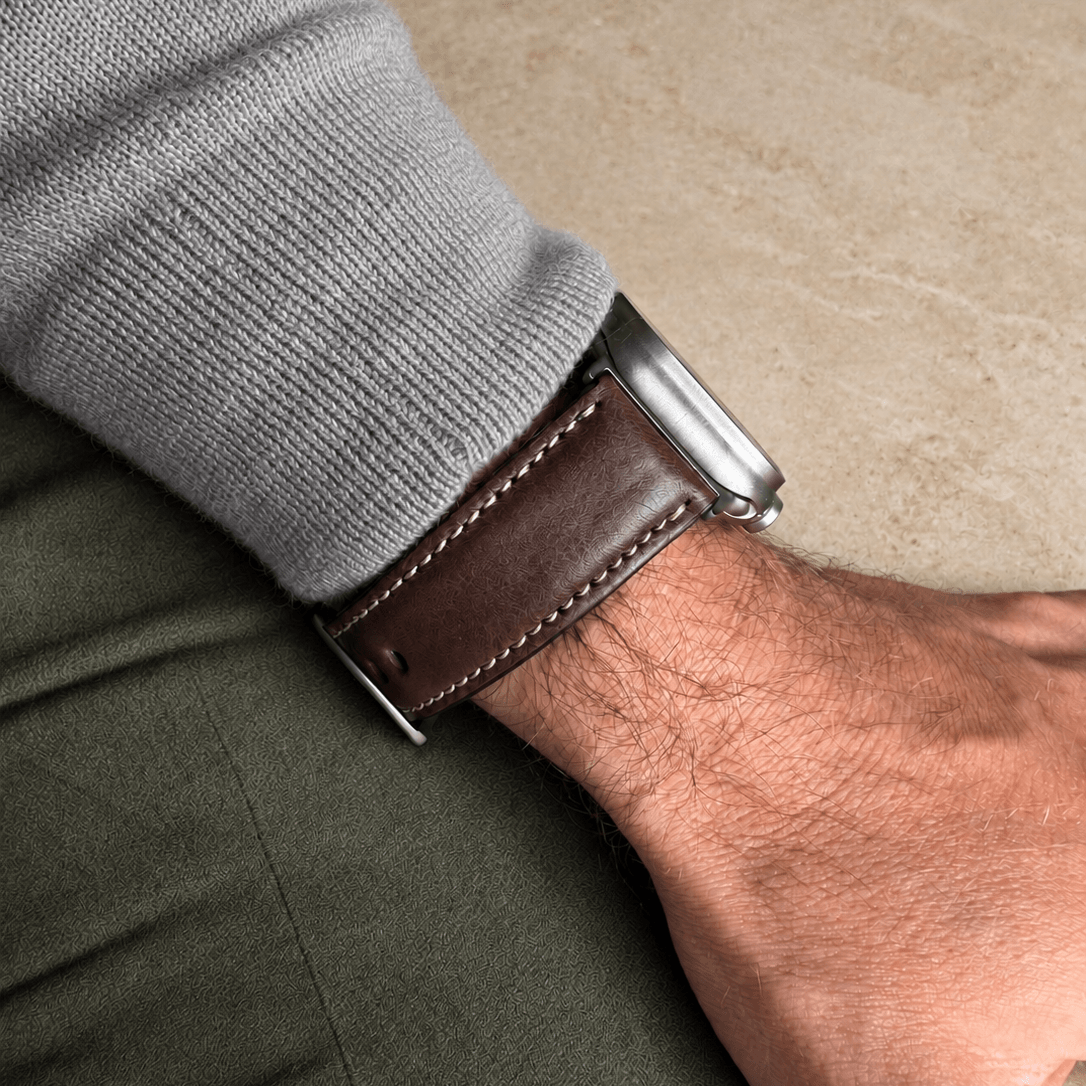 Apple Watch Lederarmband Casablanca – Dunkelbraun am Handgelenk mit rustikalem Design und hochwertigem Material.