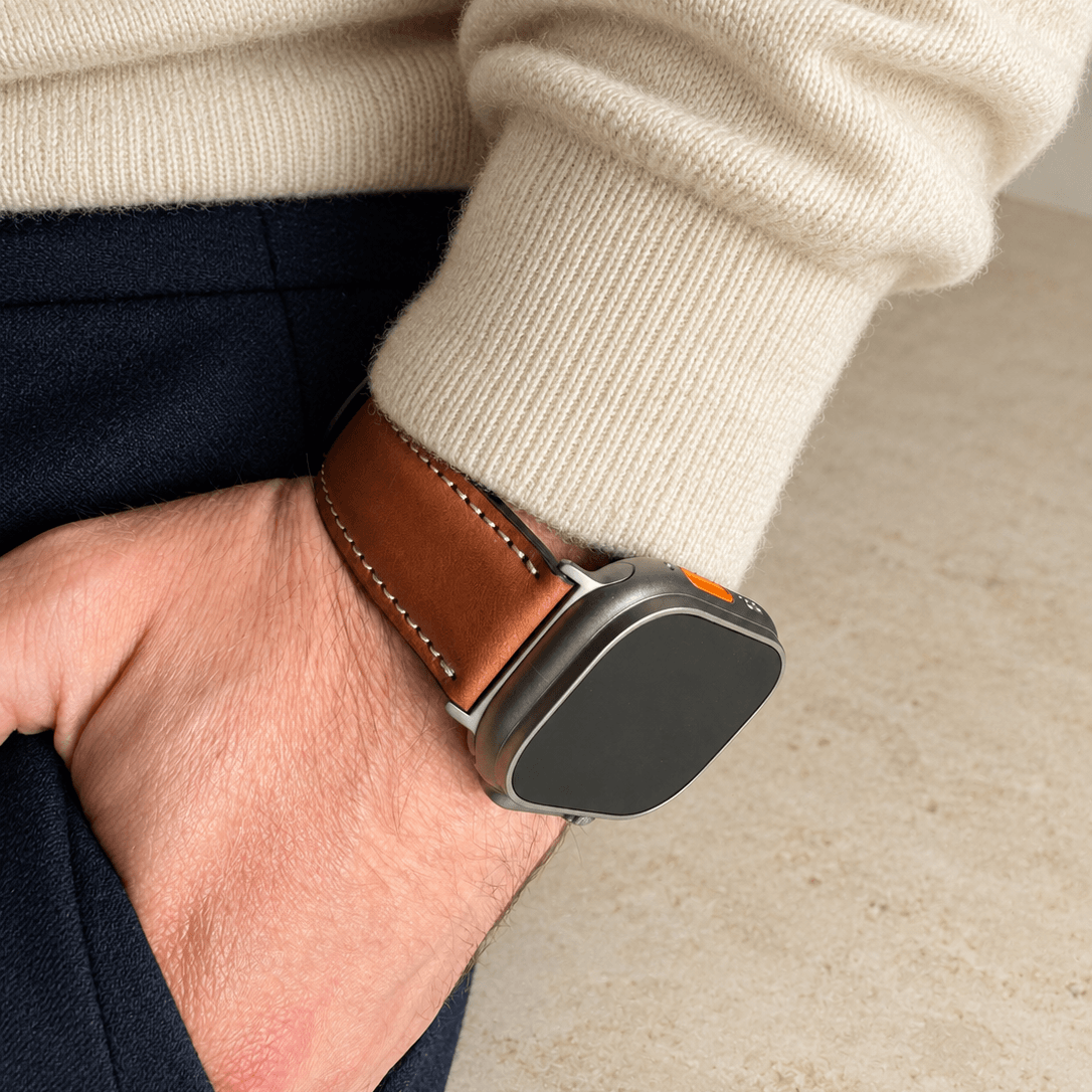 Apple Watch Lederarmband Casablanca – Hellbraun an einem Handgelenk mit rustikalem, bio gegerbtem Design.