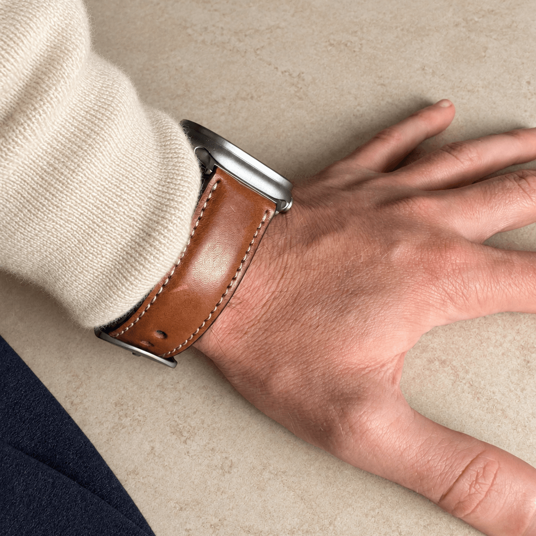 Apple Watch Lederarmband Casablanca – Hellbraun an einem Handgelenk, rustikales apple watch armband bio gegerbt.