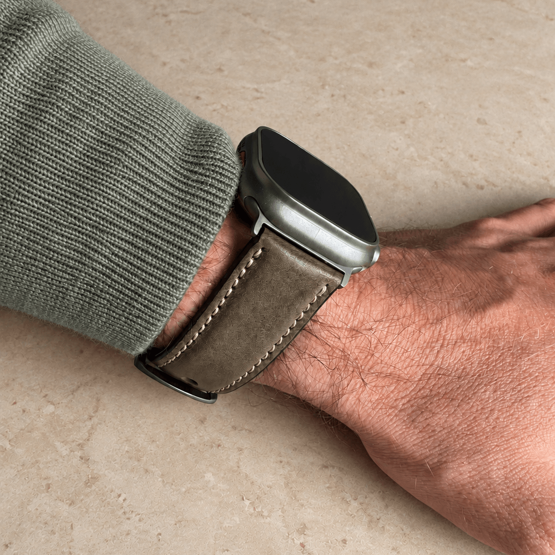 Apple Watch Lederarmband Casablanca – Olivegrün an einem Handgelenk, rustikales apple watch armband bio gegerbt.
