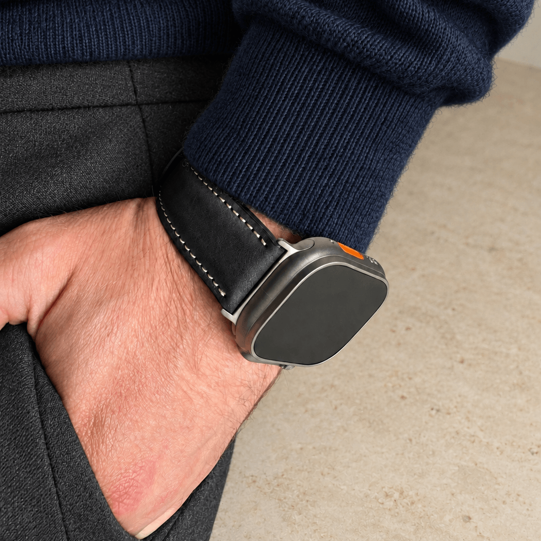Apple Watch Lederarmband Casablanca – Schwarz an einem Handgelenk, rustikales apple watch armband bio gegerbt.