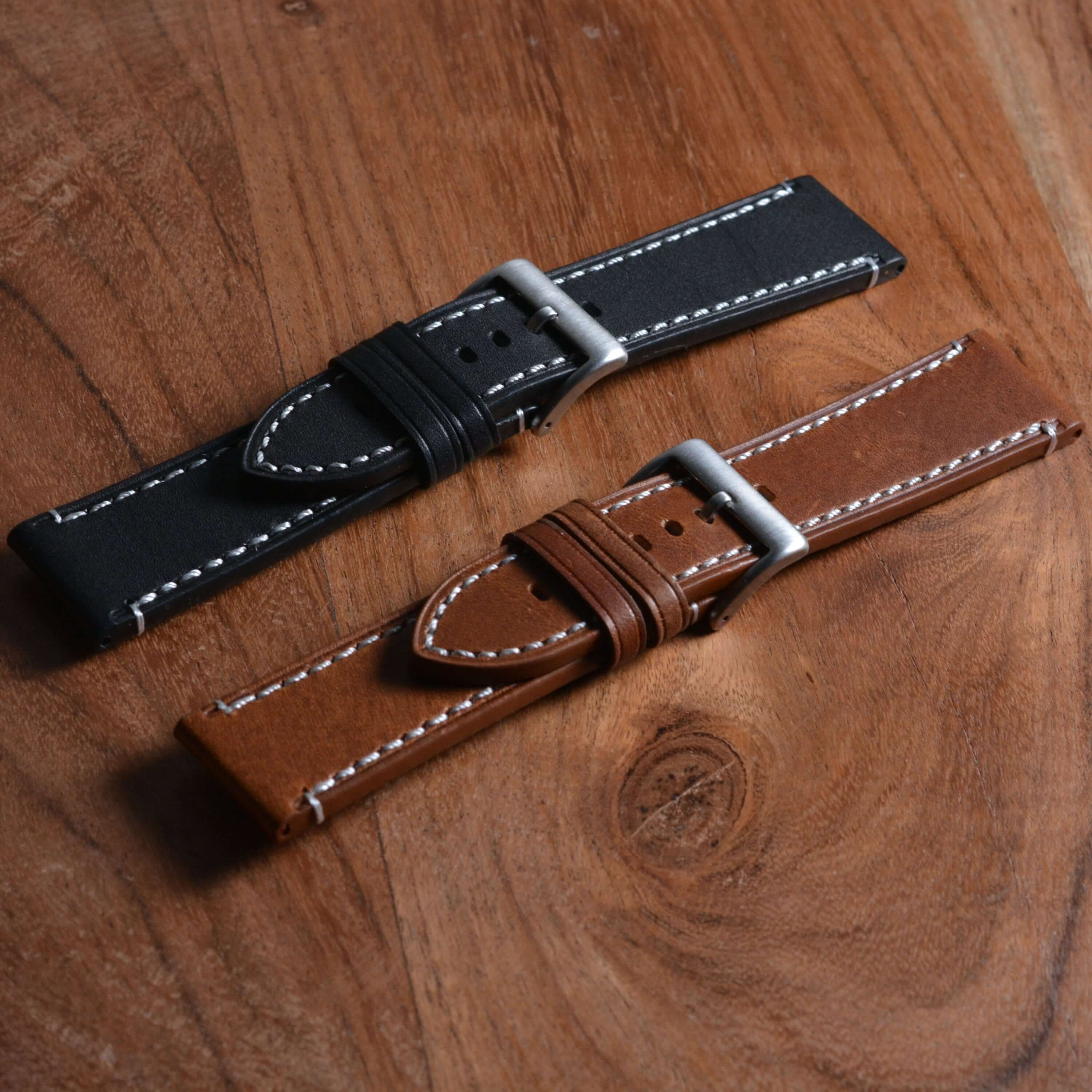 Apple Watch Ultra mit extra breitem 24mm Armband aus Bio-Leder – getragenes Moodbild in Schwarz und Hellbraun