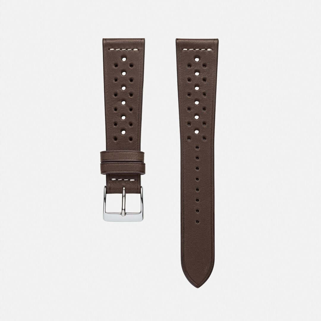 Freigestelltes BARENIA Rallye Lederarmband für Uhren in Dunkelbraun, mit feiner Lochung und klassischer Dornschließe aus Edelstahl.