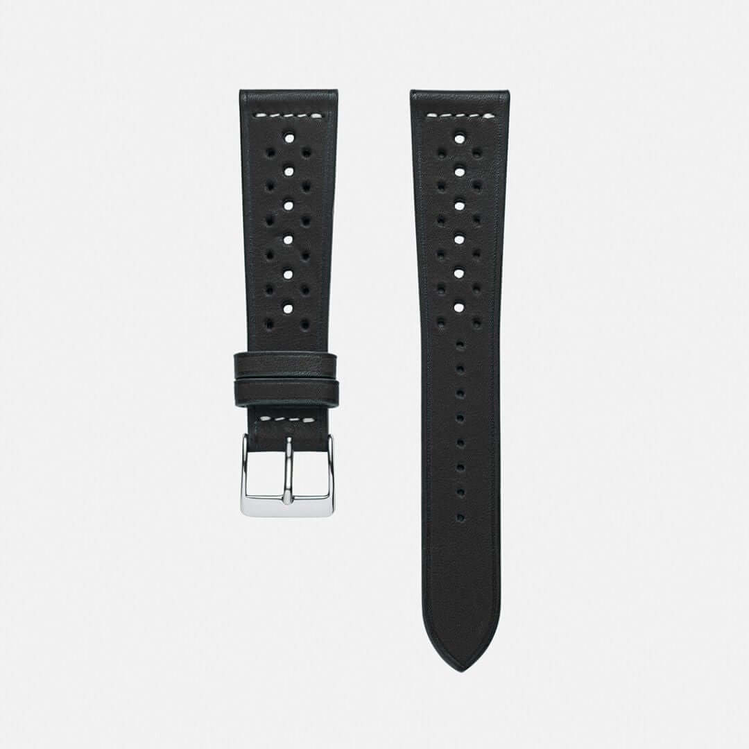 Freigestelltes BARENIA Rallye Lederarmband für Uhren in Schwarz, perforiertes Design und silberne Dornschließe im Motorsportstil.