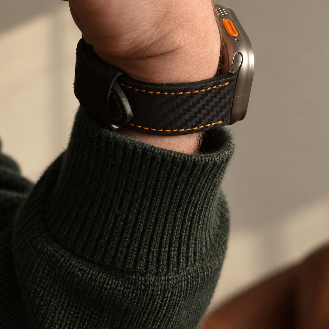Bergwerk Carbon Orange – Apple Watch Band mit hochwertiger LederCarbon-Struktur, stilvoll und robust.