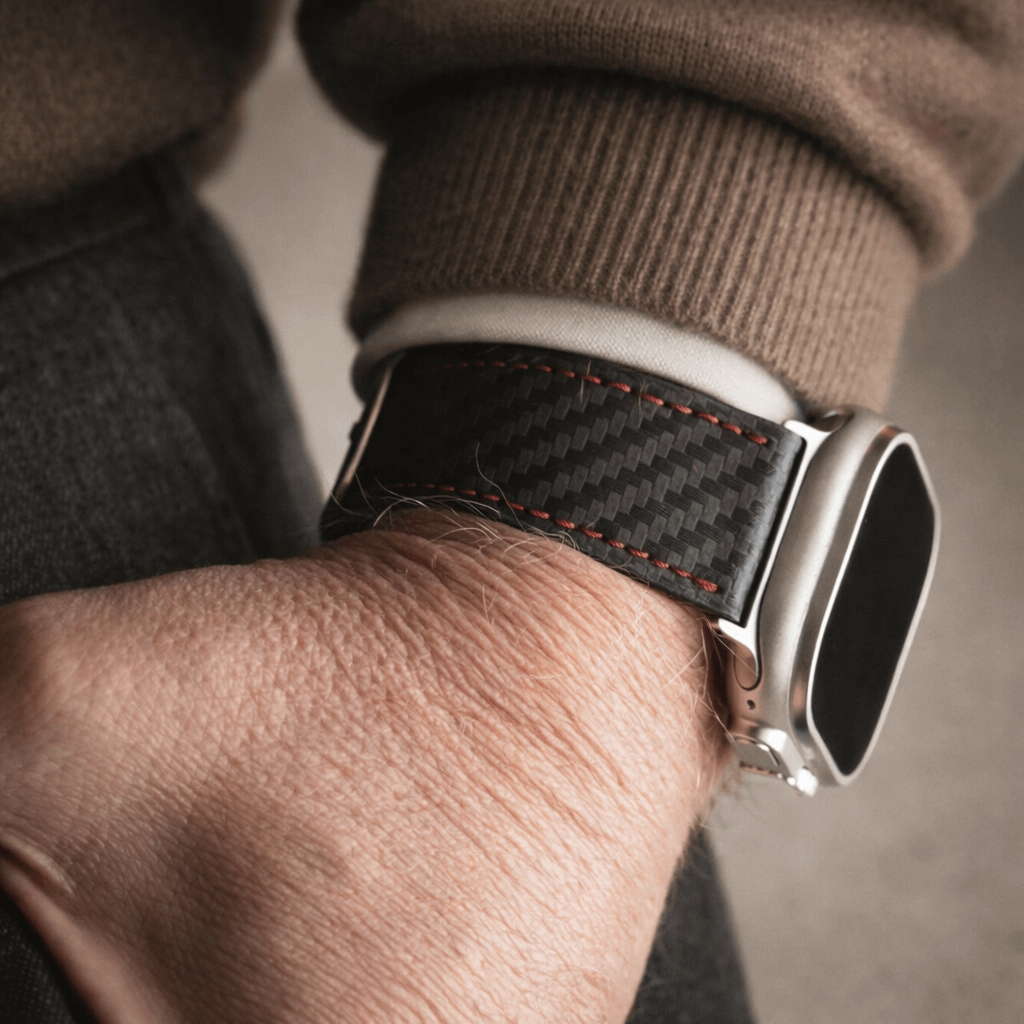 Bergwerk Carbon Rot – Apple Watch Band mit hochwertiger LederCarbon-Struktur an einem Handgelenk getragen