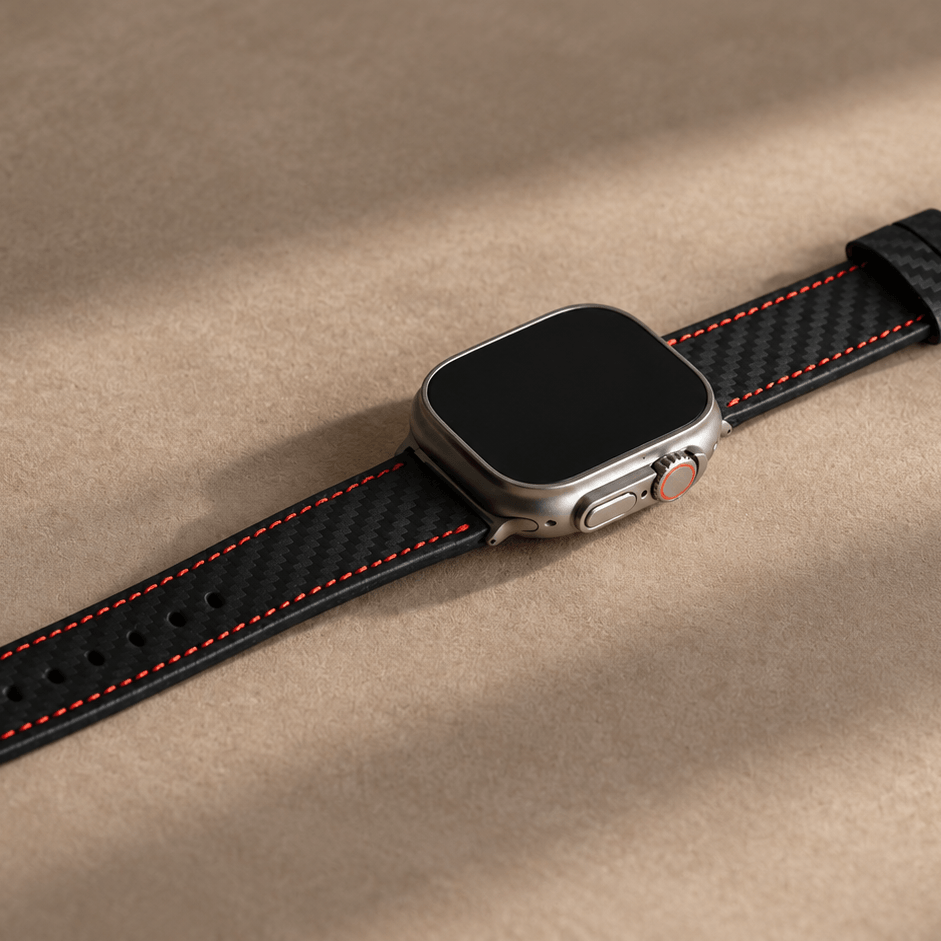 Bergwerk Carbon Rot – Apple Watch Band mit hochwertiger LederCarbon-Struktur auf einem beige Hintergrund.