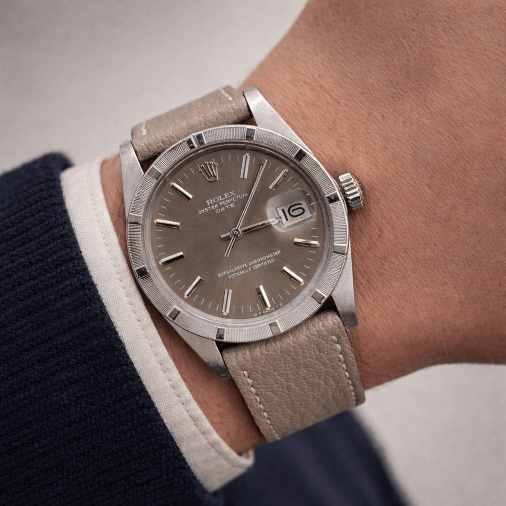 Biarritz – Uhrenarmband aus französischem Ziegenleder an einer Rolex-Uhr am Handgelenk.
