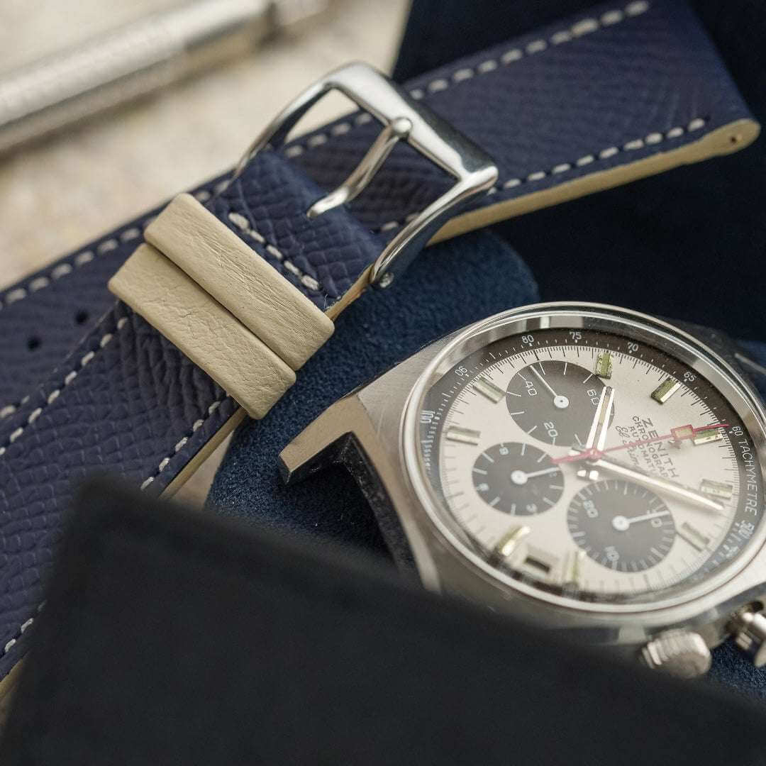 Blaues Fluco Uhrenarmband aus Epsom Leder an Zenith El Primero 1974 – Schrägansicht des Armbands an der klassischen Uhr, exklusives Design, Made in Germany