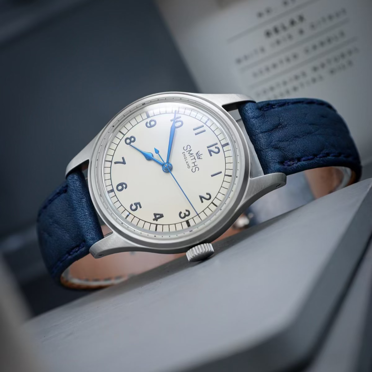 Uhr mit einem blauen Uhrenarmband, das optimal für dicke Arme ist, zeigt stilvolles Design und kombiniert Funktionalität mit den eleganten Uhrenarmbaendern.