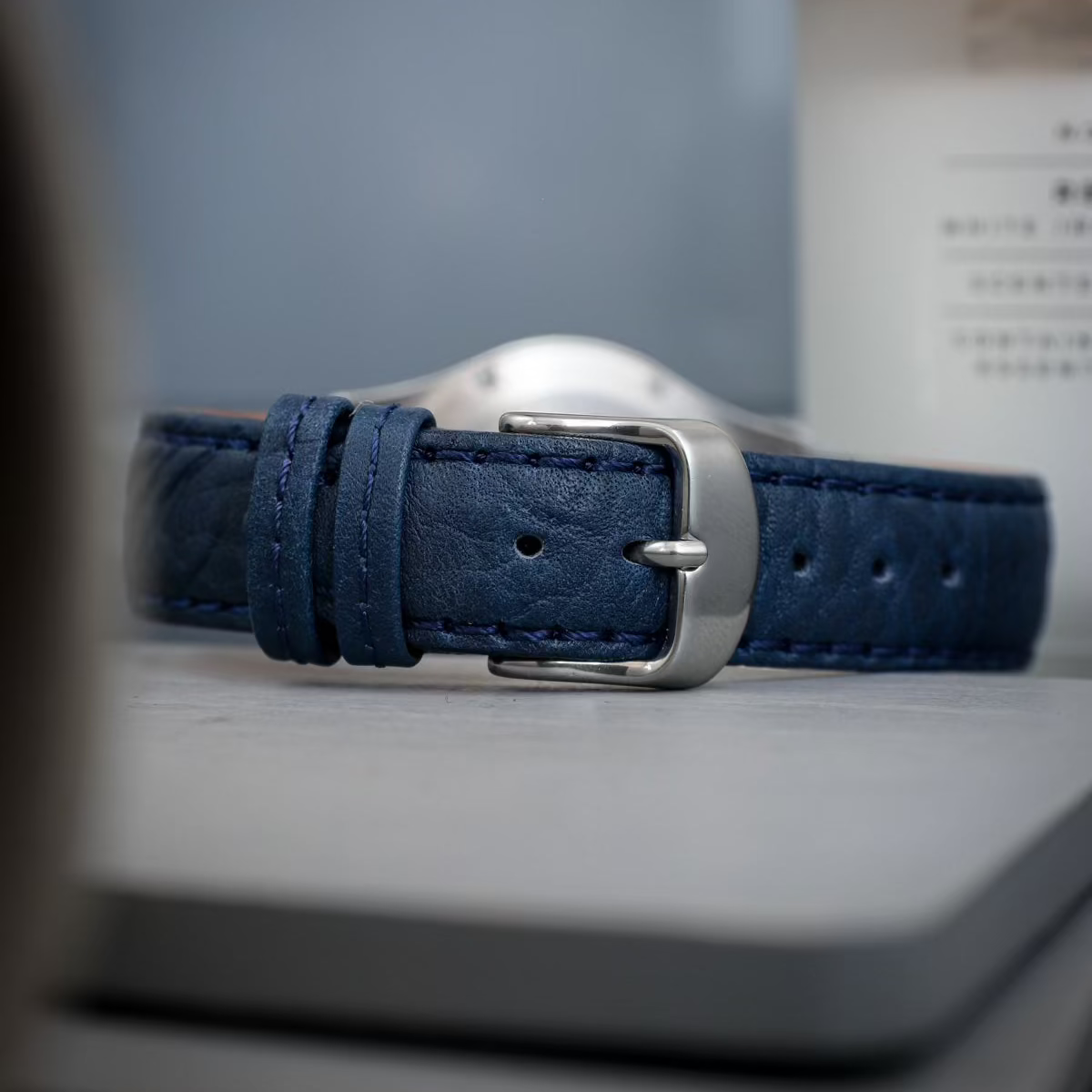 Nahaufnahme eines blauen Uhrenarmbands, gefertigt aus hochwertigem Stiernackenleder, perfekt geeignet als Uhrenarmband für dicke Arme und ideal für Uhrenarmbaender.